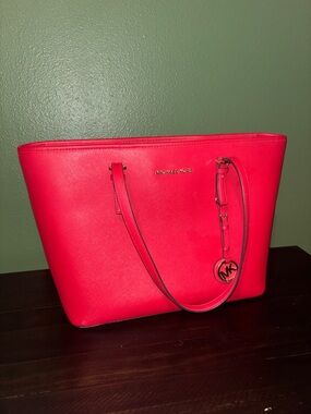 ❤️Michael Kors bright Red Leather Tote
